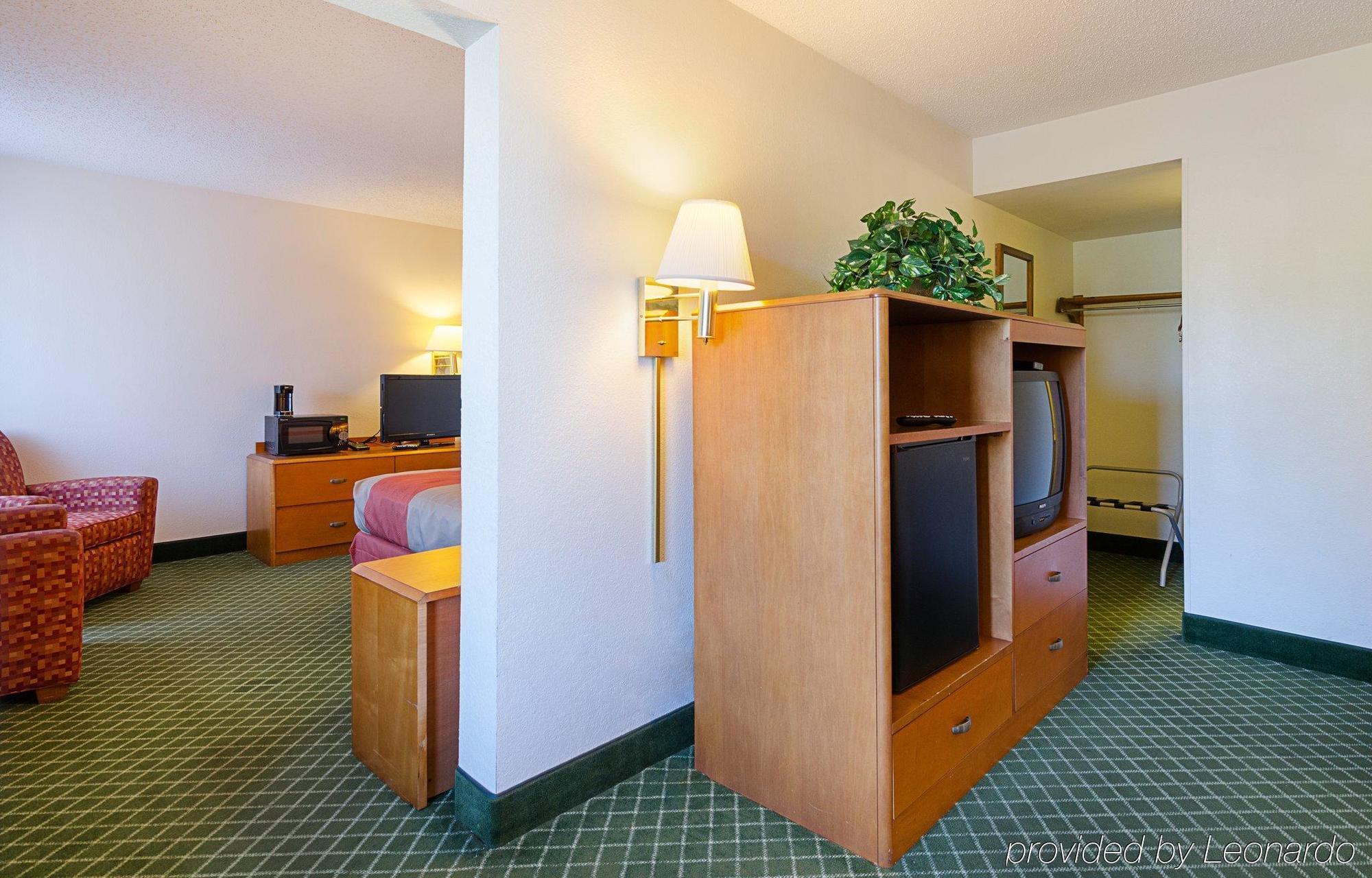 Econo Lodge Inn & Suites Джонсън Сити Екстериор снимка
