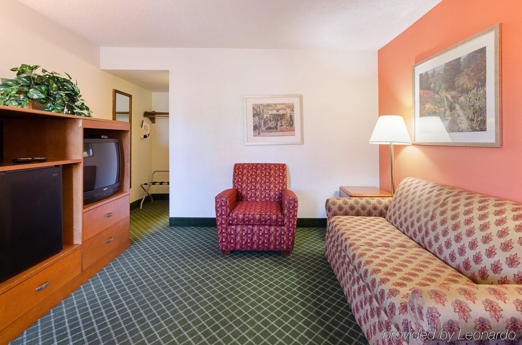 Econo Lodge Inn & Suites Джонсън Сити Екстериор снимка
