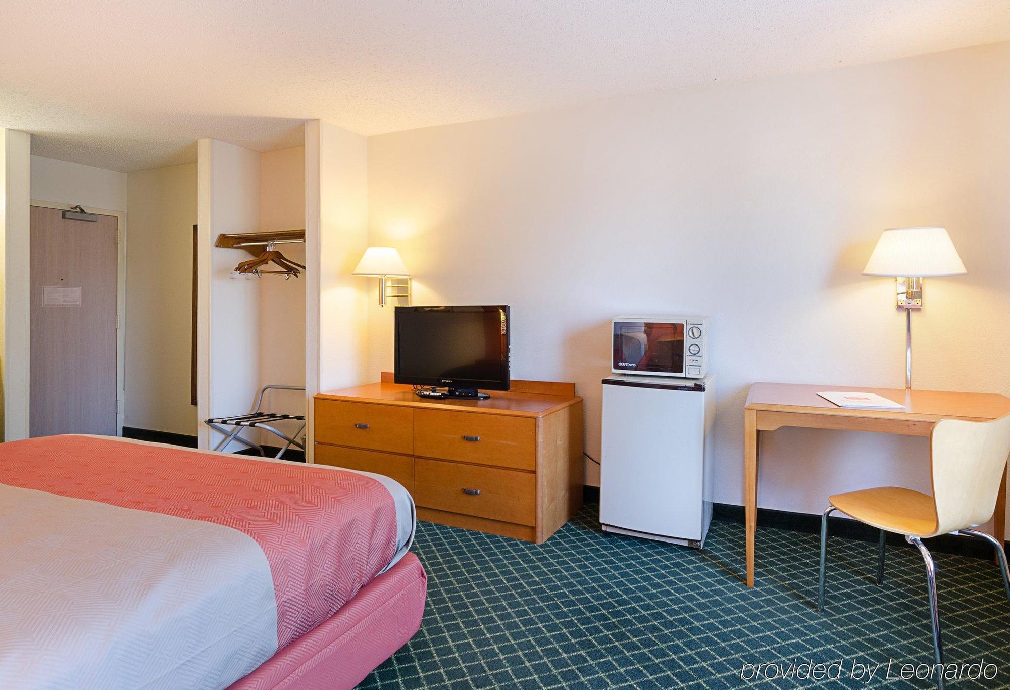 Econo Lodge Inn & Suites Джонсън Сити Екстериор снимка