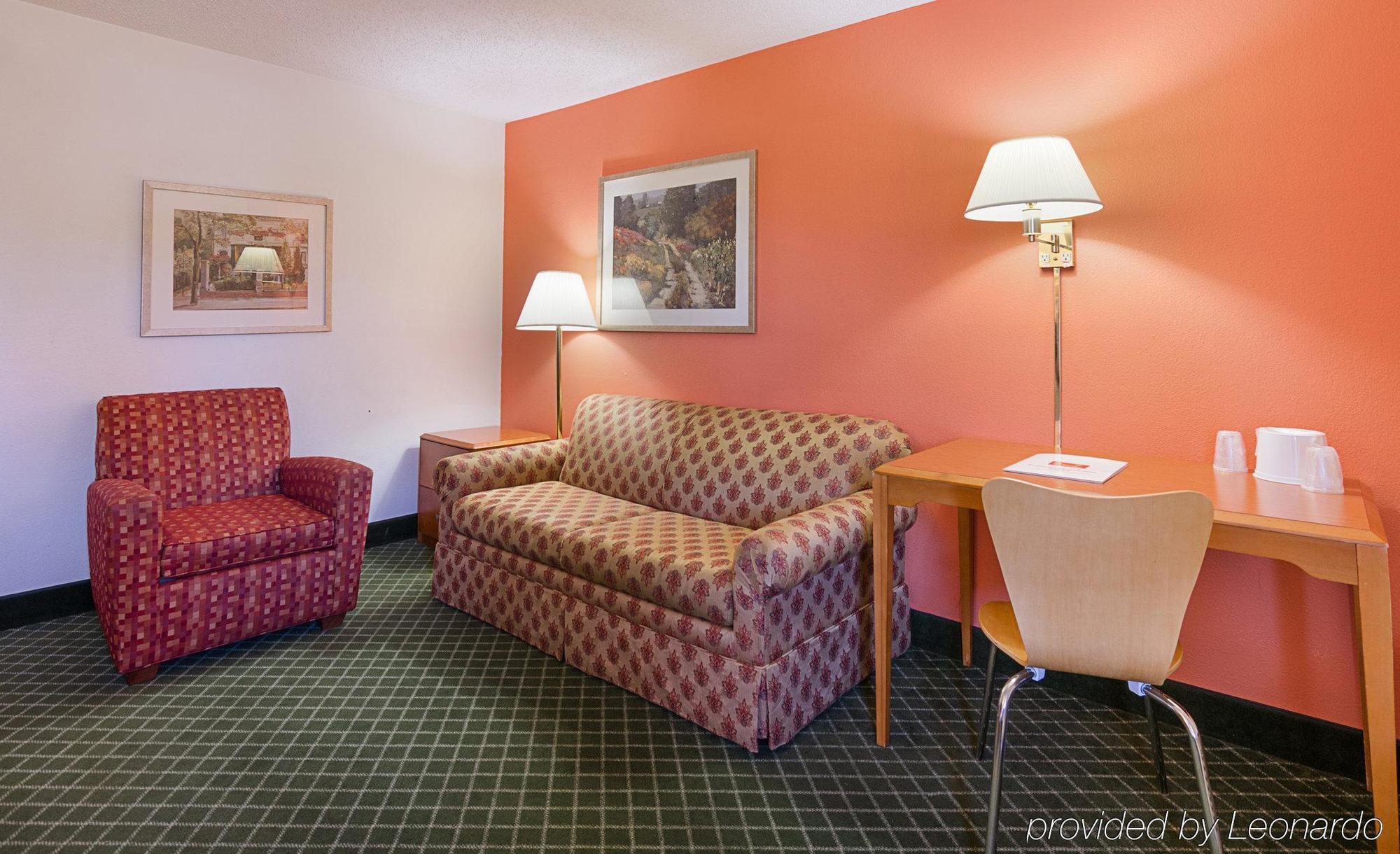 Econo Lodge Inn & Suites Джонсън Сити Екстериор снимка