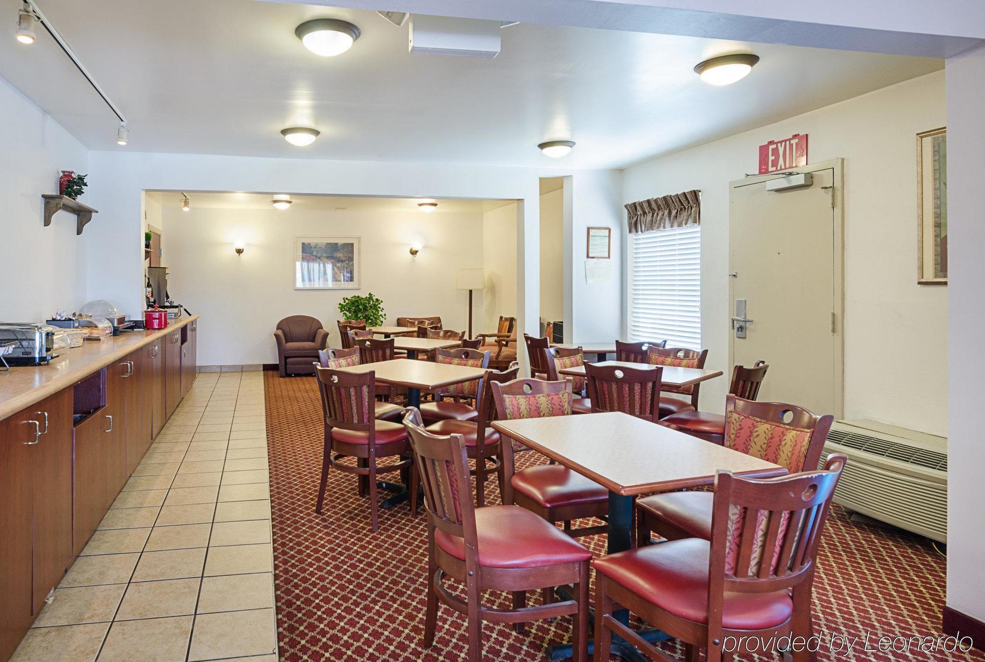 Econo Lodge Inn & Suites Джонсън Сити Екстериор снимка