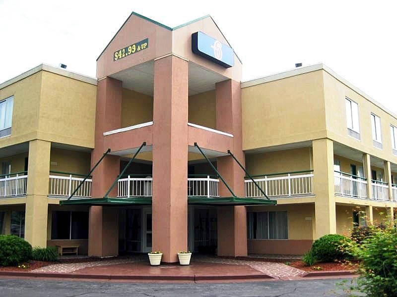 Econo Lodge Inn & Suites Джонсън Сити Екстериор снимка