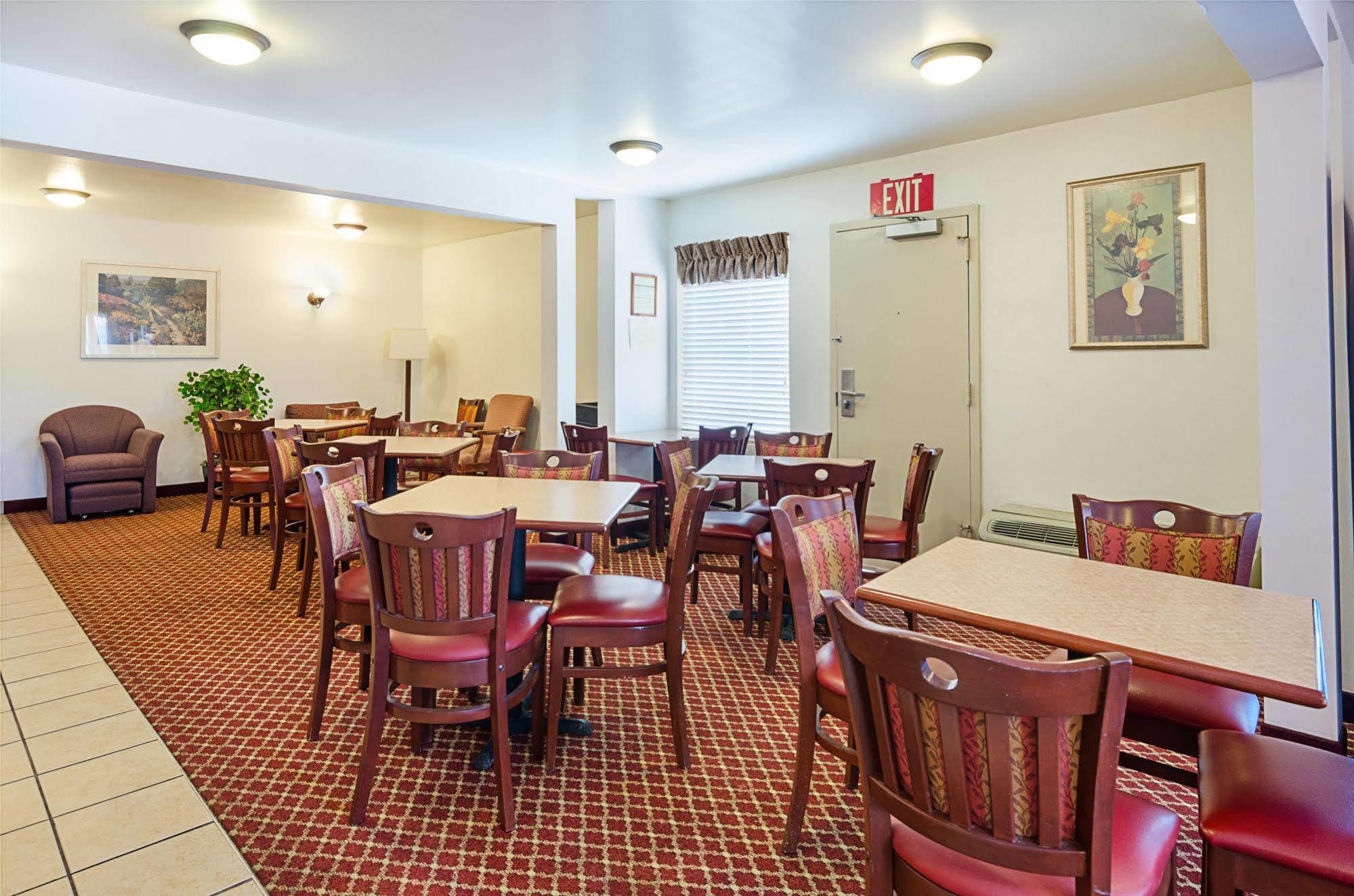Econo Lodge Inn & Suites Джонсън Сити Екстериор снимка