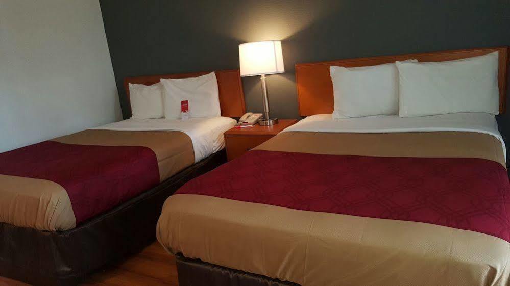 Econo Lodge Inn & Suites Джонсън Сити Екстериор снимка
