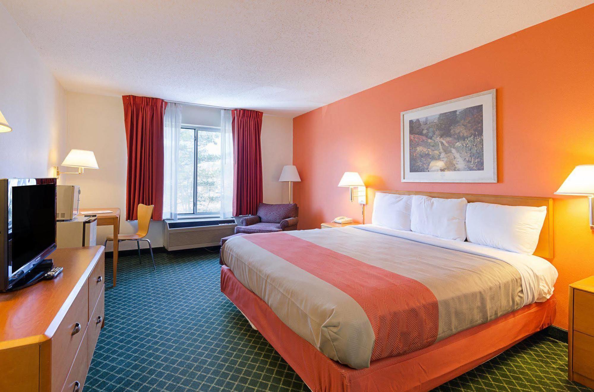 Econo Lodge Inn & Suites Джонсън Сити Екстериор снимка