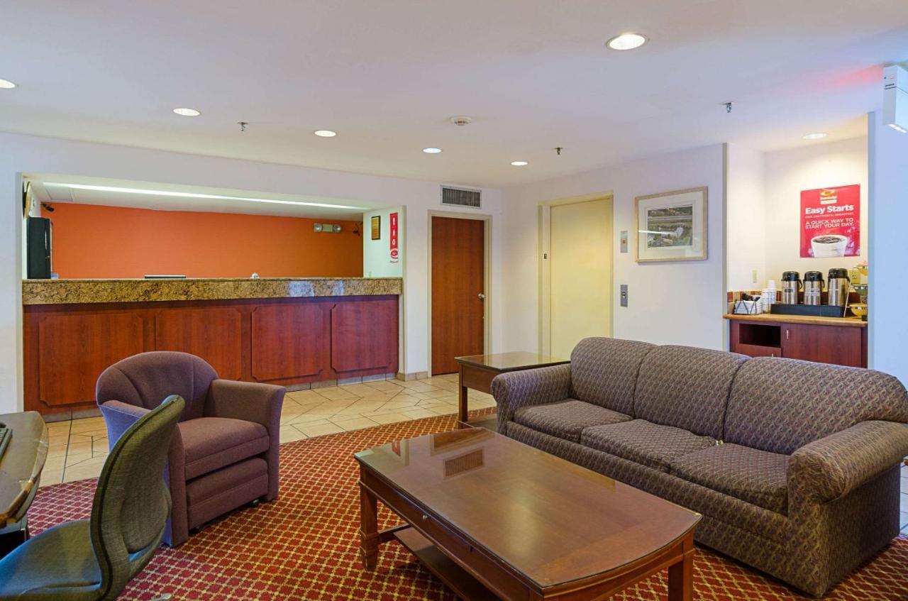 Econo Lodge Inn & Suites Джонсън Сити Екстериор снимка
